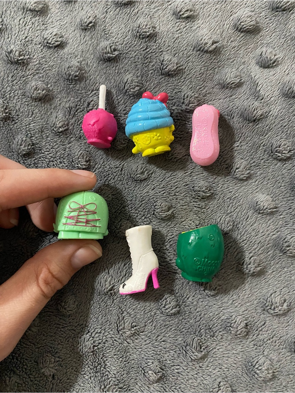 Shopkins Mini Figures Set – Pink, Green, White, Yellow & Blue Collectibles - Picture 3 of 3